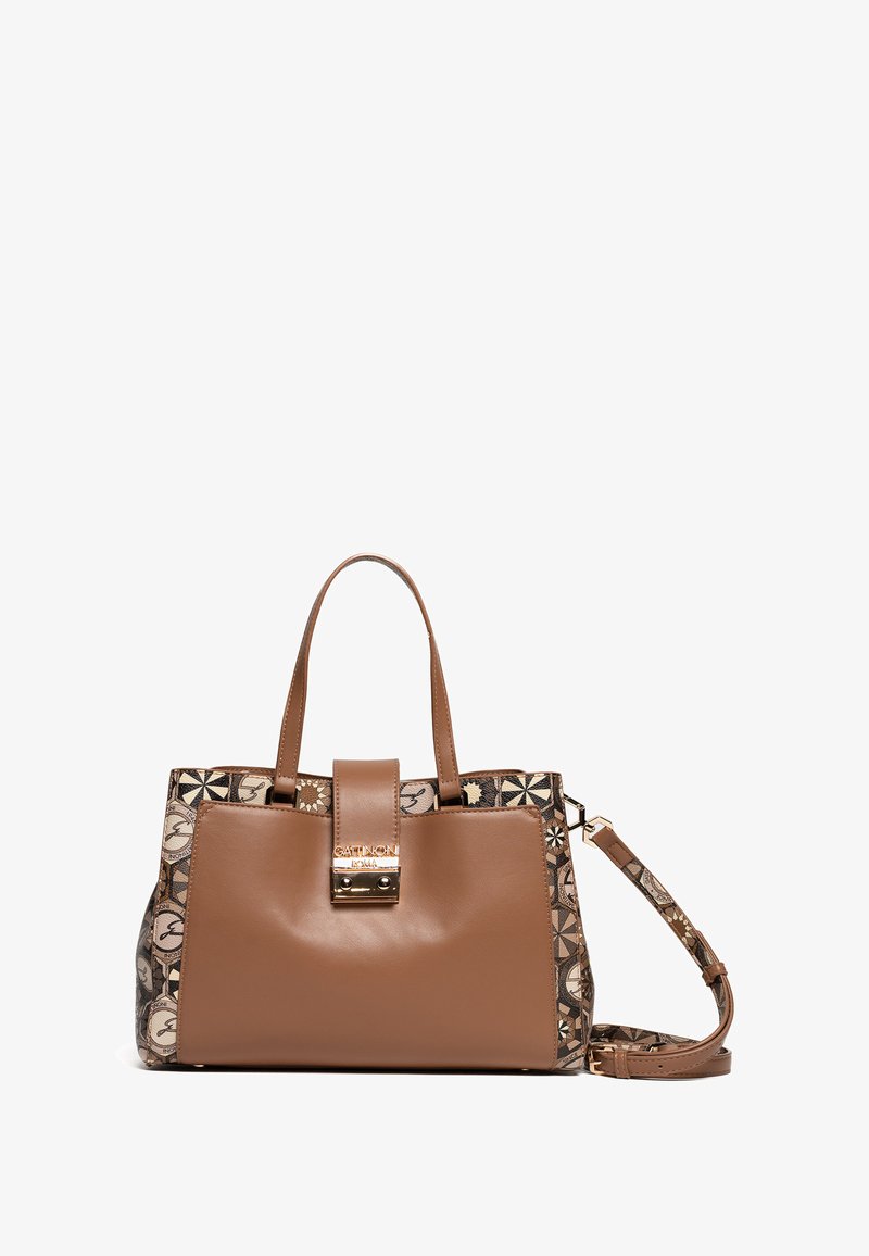 Borsa a mano in pelle marrone con retro in tessuto a motivo. Presenta una patta anteriore con chiusura metallica e doppi manici superiori. Include una tracolla regolabile.