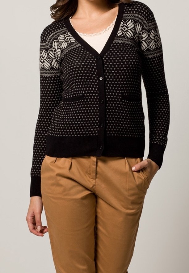 Svart och krämfärgad kofta med V-ringning, knappstängning och geometriska mönster på oket. Tillverkad av stickat tyg med två framfickor.