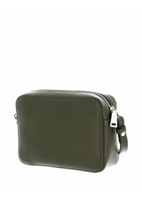 Sac bandoulière rectangulaire en cuir vert olive avec fermeture éclair, coutures visibles et bandoulière réglable. Texture lisse, design minimaliste.