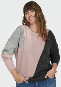 Stickad tröja med en färgblockdesign i rosa, grå och mörkgrå, med rund halsringning och långa ärmar. Mjuk textur med en avslappnad passform.