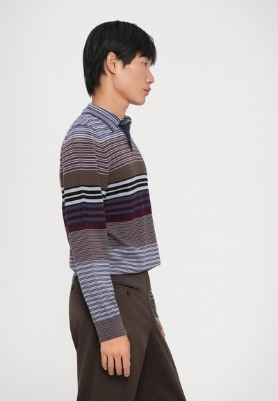 Langermet poloskjorte med striper som har horisontale linjer i ulike nyanser av brunt, lilla og grått. Mykt stoff, klassisk kragedesign.