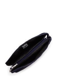 Piccolo astuccio blu navy con cerniera e due scomparti, uno dei quali presenta un'etichetta del marchio Kipling all'interno.