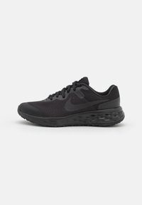 Scarpa sportiva nera con una tomaia in rete, accenti testurizzati e una suola ammortizzata. Presenta lacci e un logo sul lato.