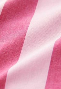 REGULAR FIT - Šortky - pink stripe