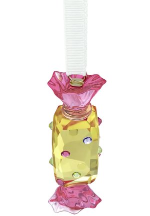 Colgante con forma de caramelo envuelto con centro facetado amarillo y extremos rosas, adornado con pequeñas piedras preciosas de colores, colgando de una correa blanca.