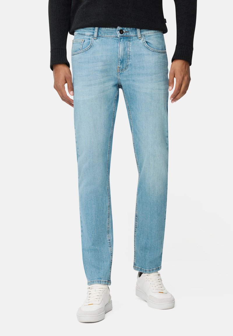 Jasnoniebieskie dżinsy o prostym kroju nogawki, z pięcioma kieszeniami, zapięciem na guzik i lekkim przetarciem, nadającym im zużyty wygląd.