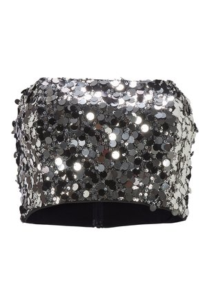 Zwarte bandeau-top bedekt met zilveren pailletten, met een getailleerd ontwerp en een soepele textuur. Een rits aan de achterkant is zichtbaar.