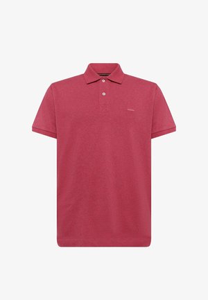 Rød polo t-shirt med korte ærmer, krave, to hvide knapper og diskrete syninger på brystet.