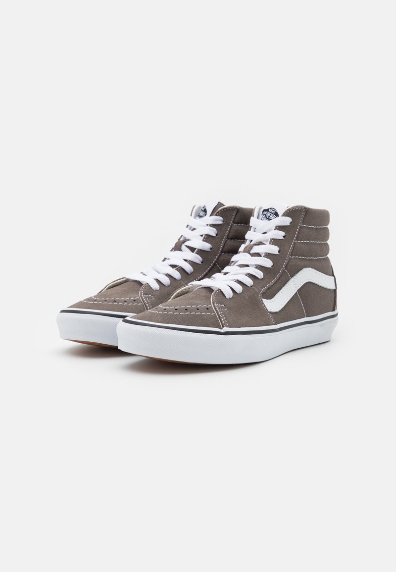 Zapatillas altas de ante gris con cordones blancos, collar acolchado y distintiva franja lateral blanca. Suela de goma y detalles de costura.