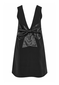 Vestido negro sin mangas con un escote en V profundo y un gran lazo de satén en la parte posterior, con una textura suave y un corsé ajustado.