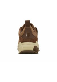 Sneaker K-Swiss en suède brun et tissu, vue de l'arrière, avec une semelle texturée beige et une languette au talon.