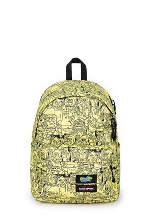 Gul rygsæk med sort linjekunst af SpongeBob Firkant-figurer og sorte lynlåstræk, med labels fra SpongeBob og Eastpak.
