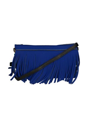 Borsa a pochette blu con frange, realizzata in materiale testurizzato, con una tracolla nera solida. Presenta una chiusura con zip e un lungo dettaglio di frange verticali.