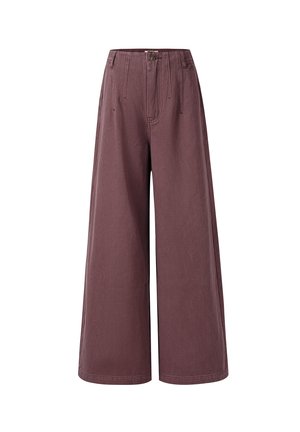 Pantalon taille haute, jambes larges, de couleur prune sourde avec bouton frontal et détails de couture sur fond blanc.