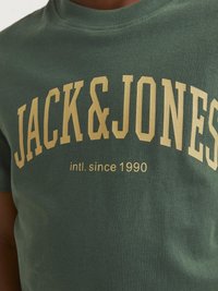 Jack & Jones Junior JJEJOSH CREW NECK - Camiseta estampada - dark green