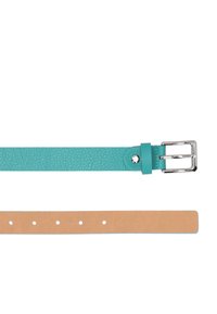 Turkusowy skórzany pasek o teksturowanej powierzchni, srebrna klamra oraz wiele otworów do regulacji. Tył to gładka beżowa skóra.
