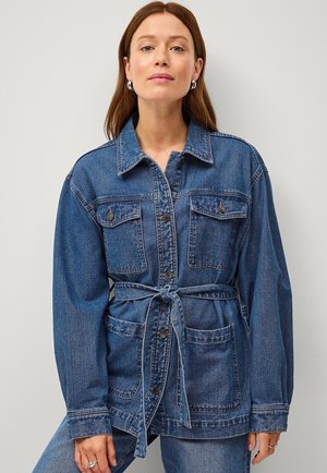 Denim jasje in medium blauw, met lange mouwen, knoopzakken en een strikceintuur op de taille met een gestructureerde afwerking.