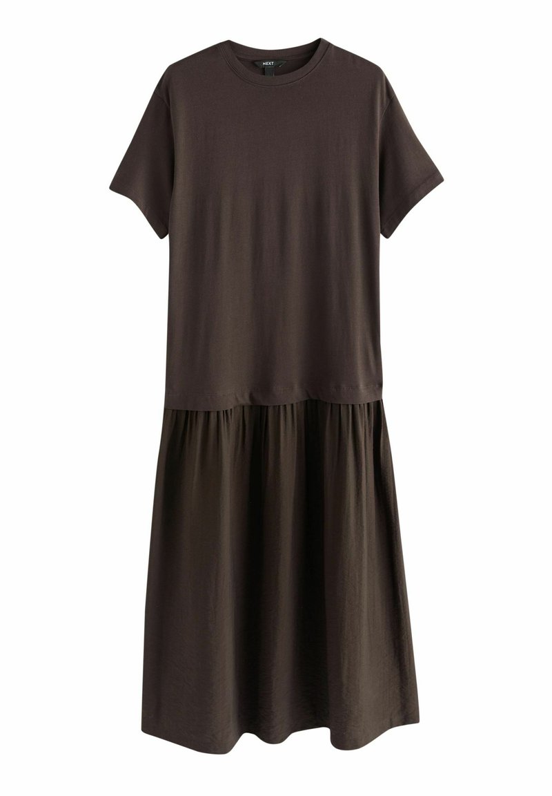 Robe en coton marron avec une partie supérieure à manches courtes et une jupe froncée. Le tissu a une texture lisse et une silhouette décontractée.