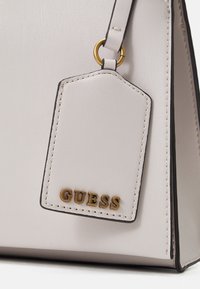 Guess BASILEA GIRLFRIEND SATCHEL - Borsa a mano - dove