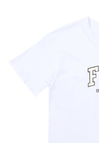 T-shirt blanc à manches courtes avec une grande lettre "F" en gras et le texte partiel "EST" visible au centre avant.