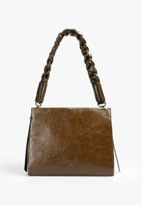 Bolso de mano de cuero marrón con un asa trenzada, forma rectangular y textura suave. Presenta un logo sutil en la parte frontal.