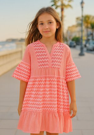 Rosa Kleid mit Chevron-Muster, kurzen, ausgestellten Ärmeln, V-Ausschnitt und einem gerafften Saum. Leichter Stoff. Wird von einem Kind im Freien getragen.