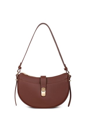 Borsa a mezzaluna in pelle marrone con una singola tracolla, chiusura con fibbia dorata e finitura testurizzata.