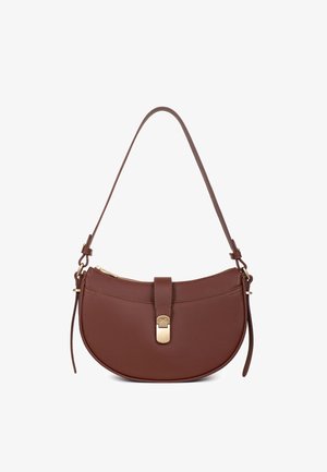 Sac à main en cuir marron en forme de demi-lune avec une bandoulière unique, fermeture à boucle dorée et finition texturée.