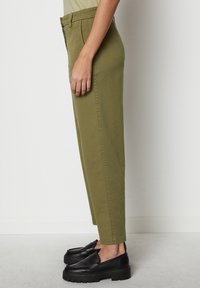 Marc O'Polo MODELL KALNI AUS BIO-STRETCH - Hlače - cedar green