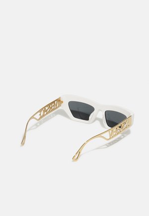Occhiali da sole geometrici bianchi con lenti scure. Le aste in metallo dorato presentano il logo "Versace" intagliato. Finitura liscia e lucida sulle montature.