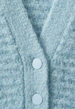 Cardigan lavorato a maglia di colore azzurro chiaro con superficie testurizzata, dotato di due bottoni lucidi e scollo a V.