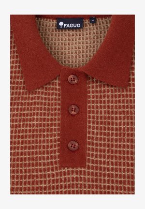 Close-up van een roestkleurig en beige waffle-gebreid poloshirt met een roestkleurige kraag, drie knopen en een FAGUO-merklabel maat M.