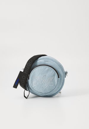 Apaļš, gaiši zils džinsu soma ar melnu siksnu un sudraba rāvējslēdzēju, priekšpusē ar uzspiedot uzrakstu "Hugo" izceltu ar rhinestones.