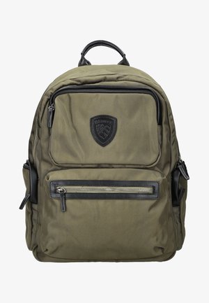 Olivgrüner Rucksack aus langlebigem Material mit einem oberen Griff, mehreren Reißverschlussfächern und schwarzen Lederakzenten.