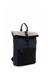 Zaino di colore blu scuro e grigio, realizzato in materiale resistente. Presenta una chiusura roll-top con fibbia, tasca frontale con zip e spallacci regolabili.