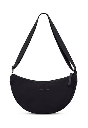 Zwarte schoudertas in halve maanvorm met verstelbare band en klein "Kapten & Son"-logo aan de voorkant, ritssluiting aan de rechterbovenkant.