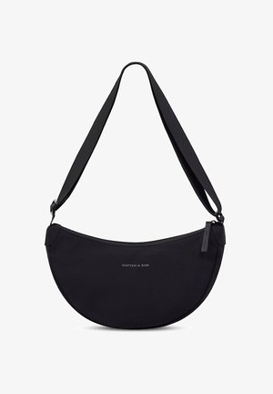 Zwarte schoudertas in halve maanvorm met verstelbare band en klein "Kapten & Son"-logo aan de voorkant, ritssluiting aan de rechterbovenkant.