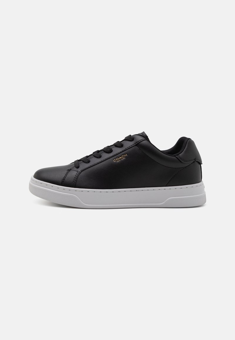 Sneaker din piele neagră cu un design de șireturi cu model, talpă din cauciuc alb și branding subtil pe laterale. Textură netedă pe întreaga suprafață.