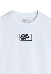 Vit t-shirt med kort ärm i bomull, med en svart broderad Vans-logotyp centrerad över bröstet, rund halsringning och slät textur.