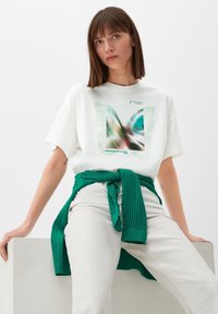 s.Oliver MIT FRONTPRINT - T-shirt imprimé - ecru