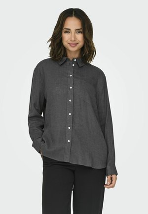 Donkergrijze blouse met kraag, lange mouwen en een borstzak, gemaakt van een gladde stof met een subtiele textuur.