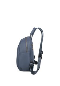 Blauwe leren rugzak met een gestructureerde vorm, gestructureerde afwerking, verstelbare banden en een voorkeursrits zak. Voorzien van gouden hardware accenten.