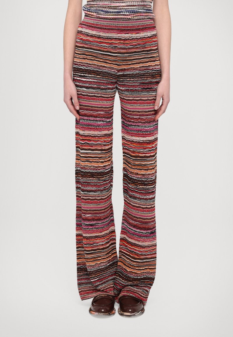 Pantaloni a gamba larga a righe con linee orizzontali multicolori in rosso, arancione e nero. Tessuto morbido, vita elastica e vestibilità comoda.