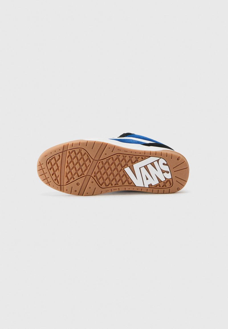 Suela de zapatillas Vans con material de goma, color goma, patrón de agarre texturizado y logo blanco. Acentos en azul y negro visibles a lo largo del costado.