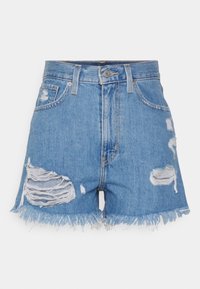 Short en denim bleu taille haute avec ourlets effilochés et déchirures usées à l'avant et sur les côtés, doté de passants pour ceinture et d'une fermeture par bouton.