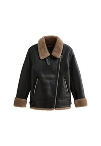 Giacca in pelle nera con colletto e polsini in shearling marrone; presenta due tasche con zip e una chiusura frontale con zip diagonale.