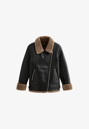 Veste en cuir noir avec un col et des poignets en shearling marron ; dotée de deux poches zippées et d'une fermeture éclair diagonale devant.