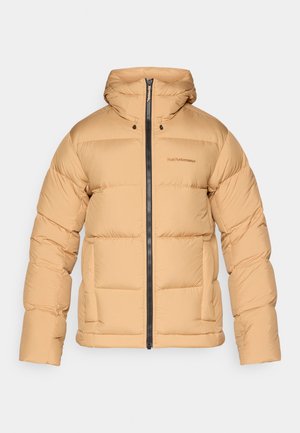 Beige Steppjacke mit Kapuze, mit einem Reißverschluss vorne, gestepptem Muster und zwei Seitentaschen. Hergestellt aus einem glatten, leichten Material.