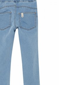 Pantaloni in denim blu con vita elastica, dotati di due tasche posteriori, cuciture doppie e un'etichetta con logo argento sulla tasca destra.