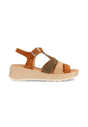 Sandalias de cuña de ante marrón y verde con una correa de tobillo ajustable y una textura parecida a tejido en la suela de color claro.
